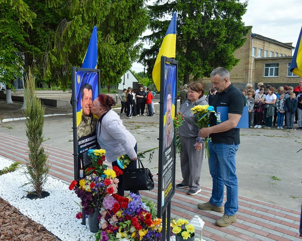 Покладання квітів на Алеї Слави в Черняхові