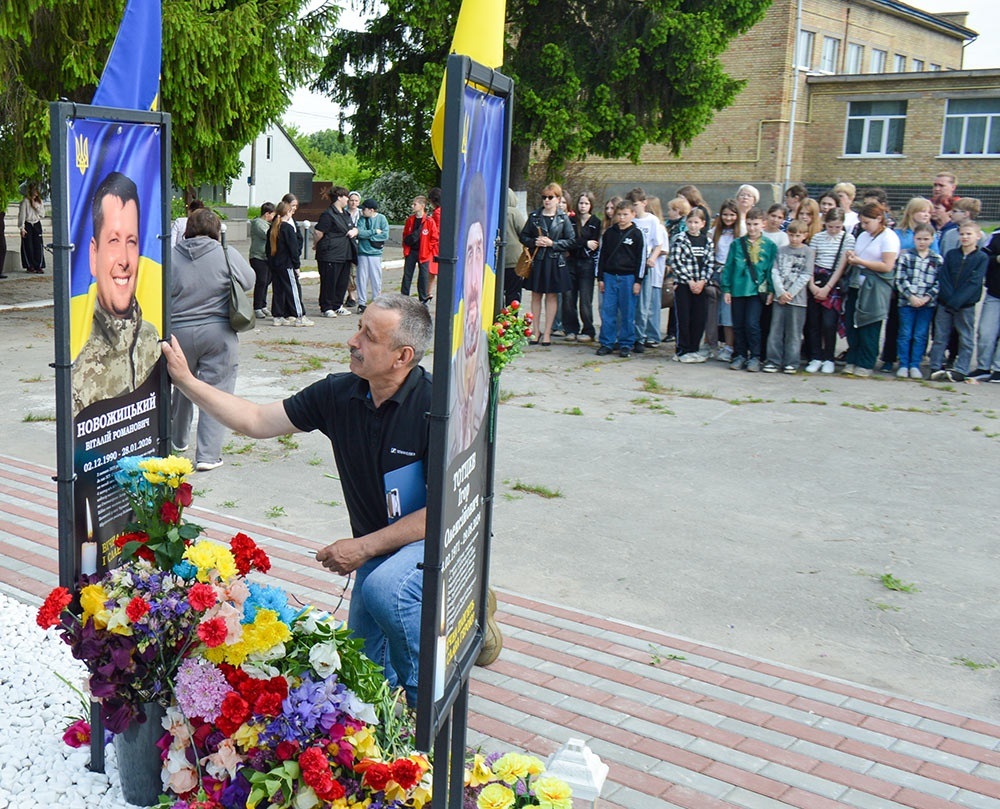Покладання квітів на Алеї Слави в Черняхові - 2