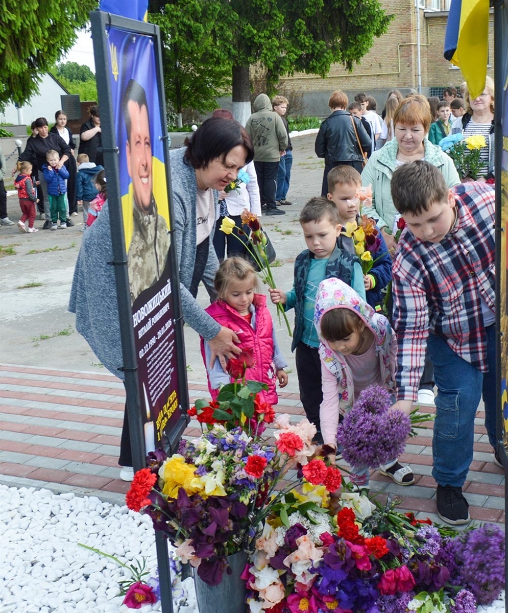Покладання квітів на Алеї Слави в Черняхові - 3