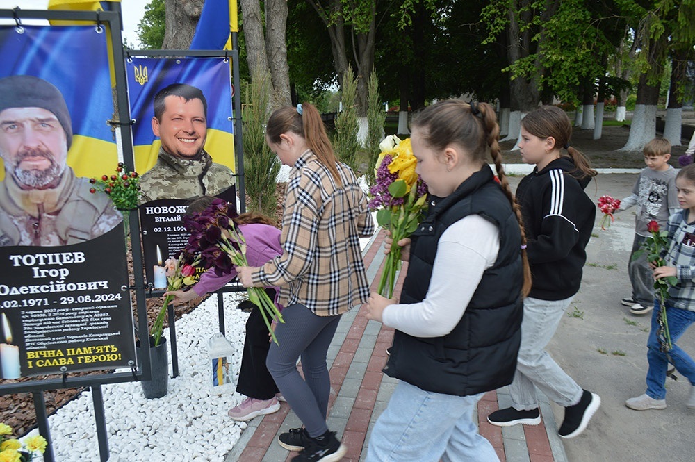 Покладання квітів на Алеї Слави в Черняхові - 4