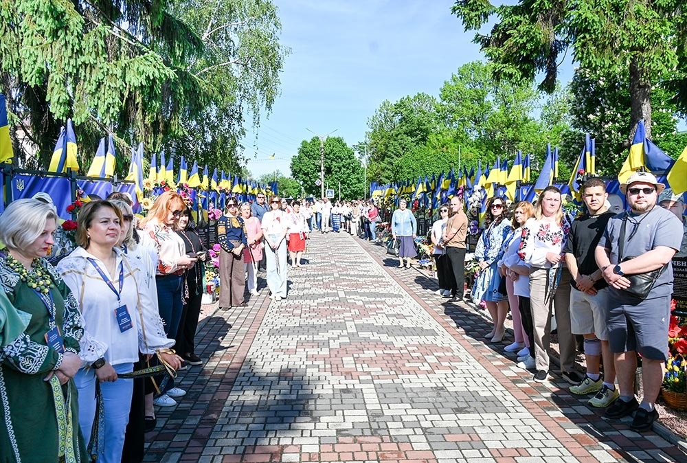 Учасники акції Пов’яжи стрічку пам’яті у День вишиванки в Кагарлику