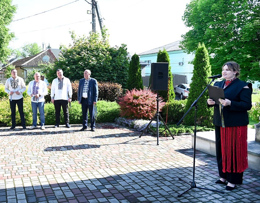 Учасники акції Пов’яжи стрічку пам’яті у День вишиванки в Кагарлику - 2