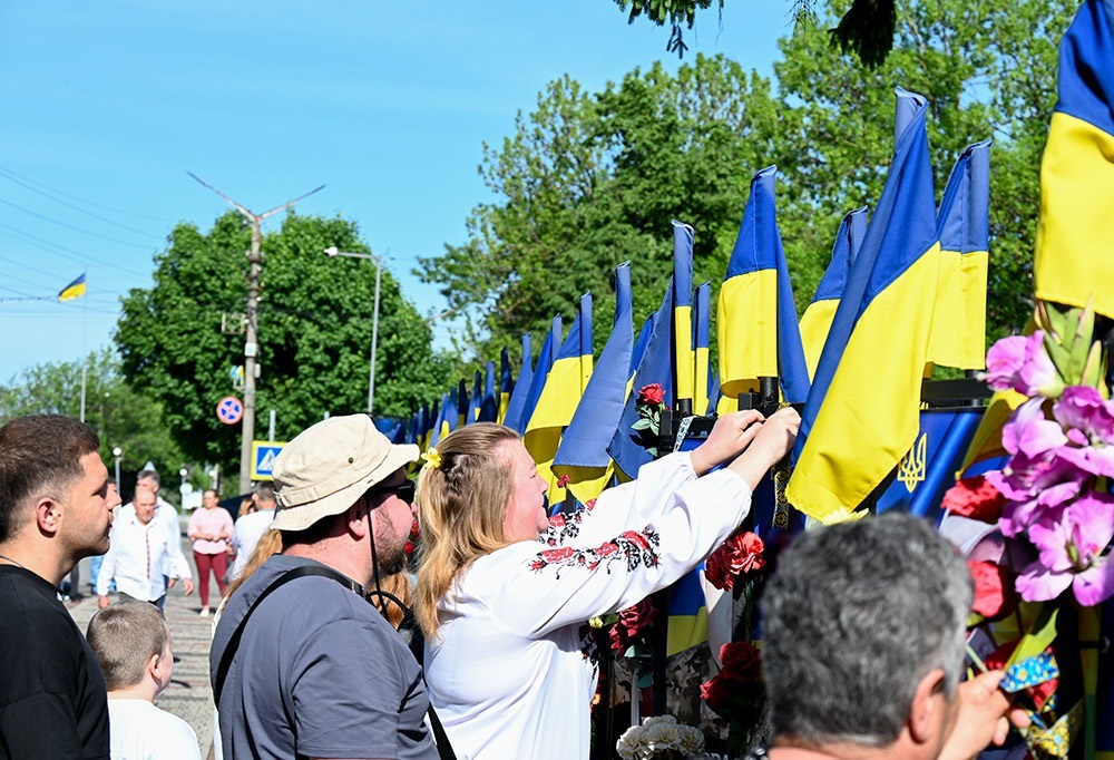 Учасники акції Пов’яжи стрічку пам’яті у День вишиванки в Кагарлику - 3