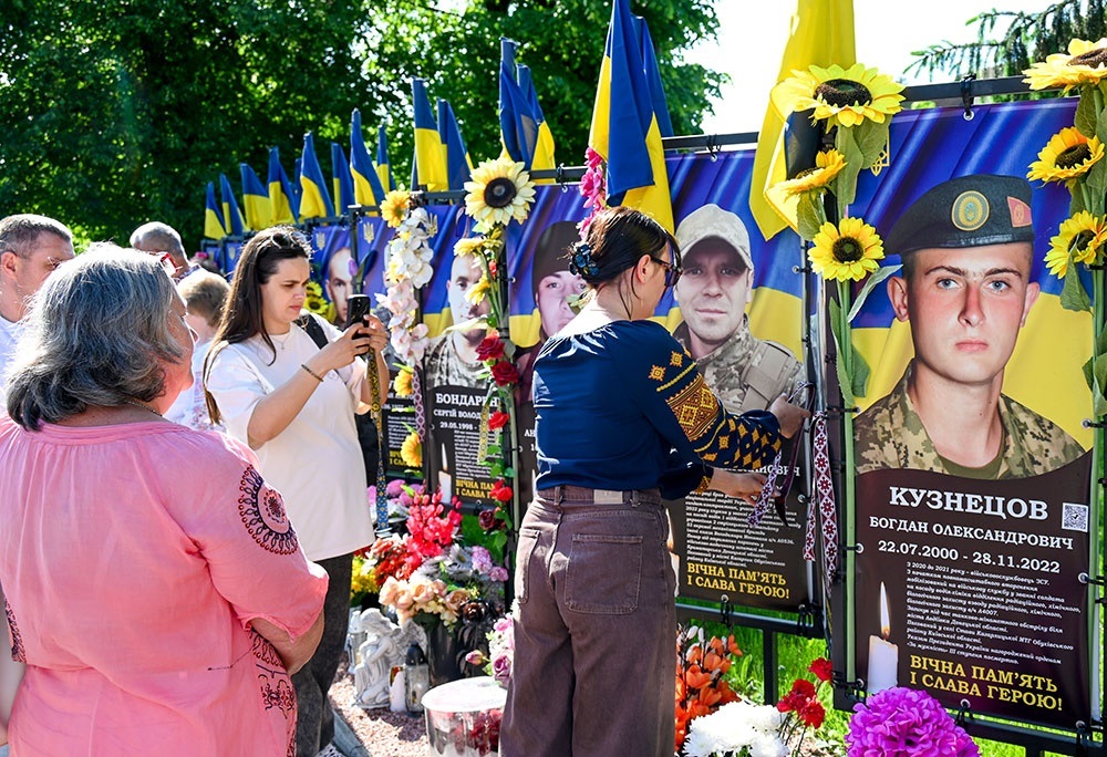 Учасники акції Пов’яжи стрічку пам’яті у День вишиванки в Кагарлику - 4