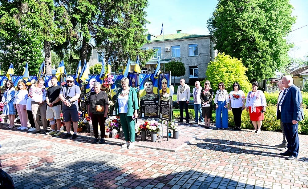 Учасники акції Пов’яжи стрічку пам’яті у День вишиванки в Кагарлику - 6