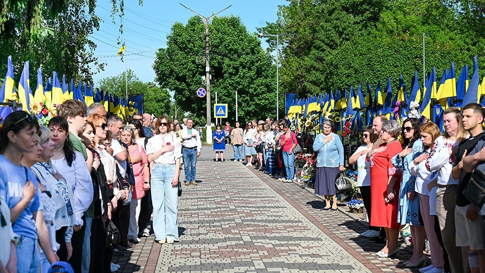 Учасники акції Пов’яжи стрічку пам’яті у День вишиванки в Кагарлику - 7