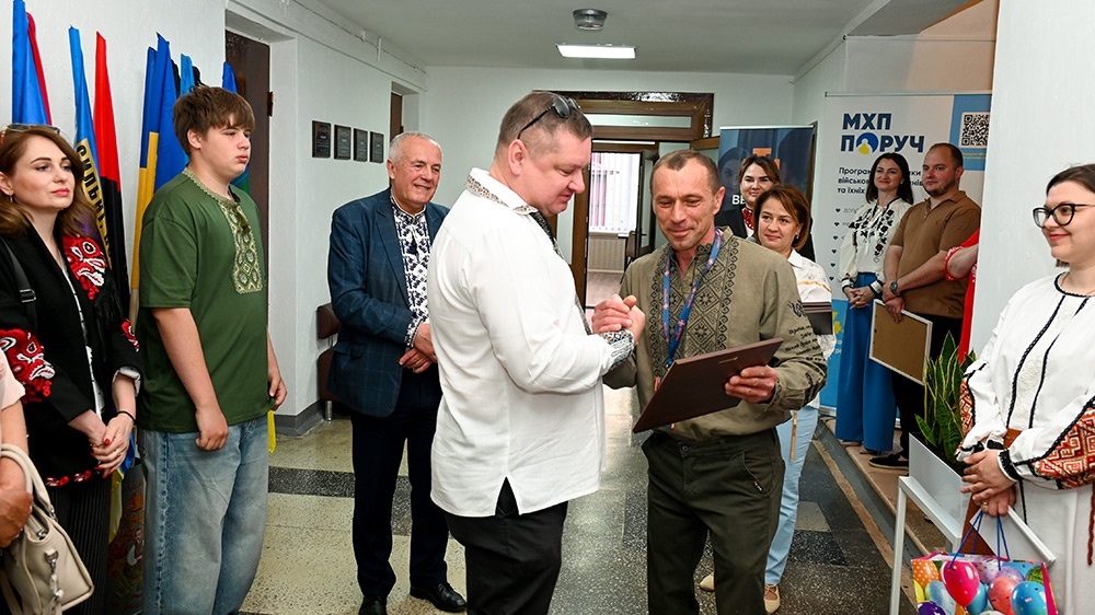 Олександр Мозговий вручає відзнаку Віталію Наріжному