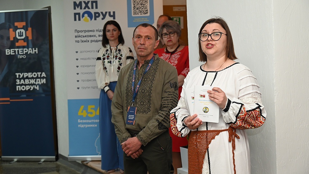 Вітанян та подарунки від Публічної бібліотеки передає її директорка Лілія Литвин