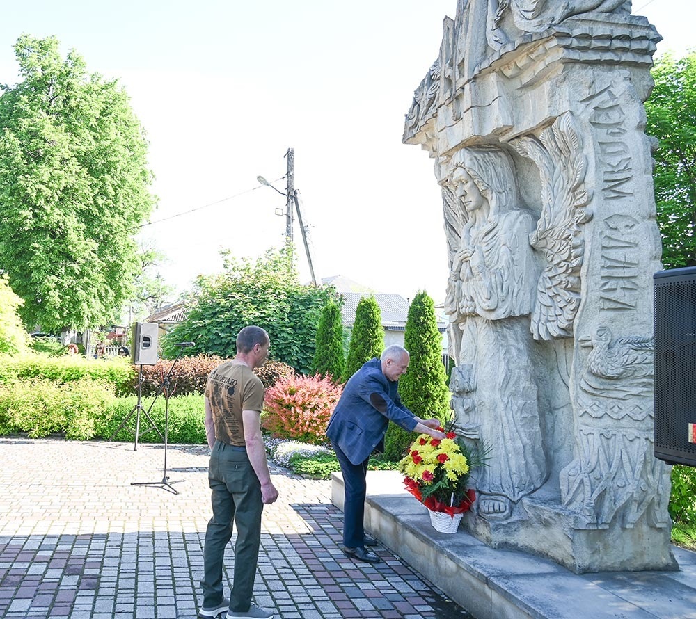 Квіти до пам'ятника Героям Небесної Сотні на Алеї Слави в Кагарлику
