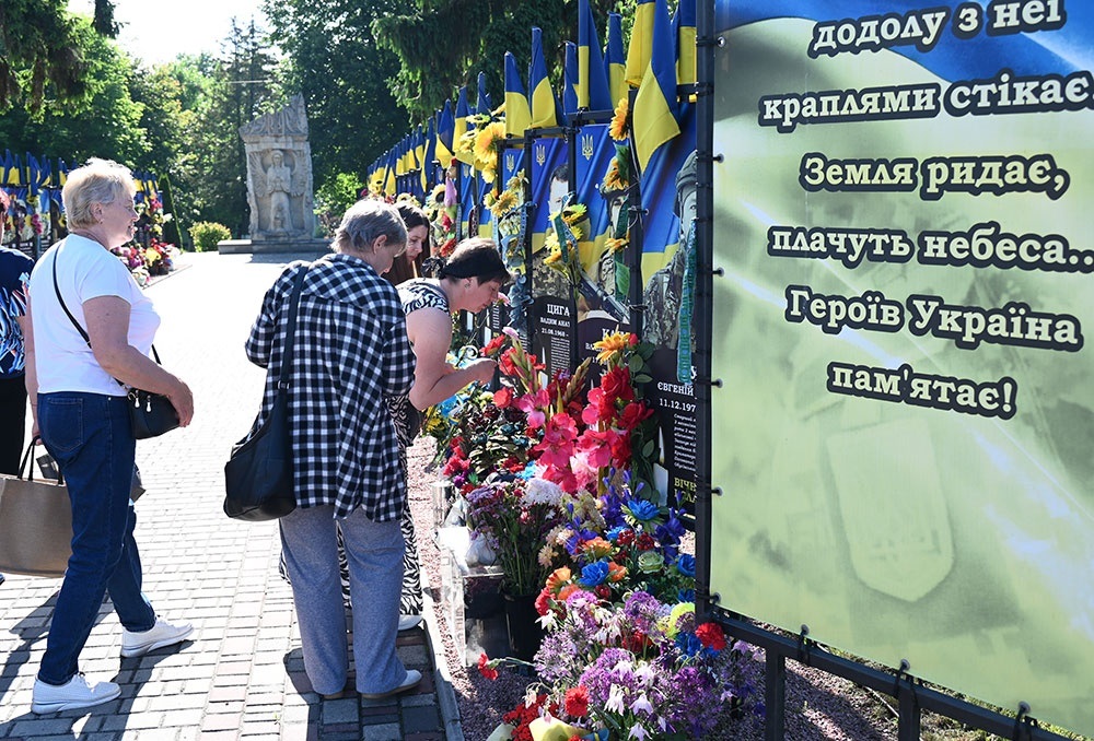 Квіти до підніжжя банерів полеглим Героям на Алеї Слави в Кагарлику