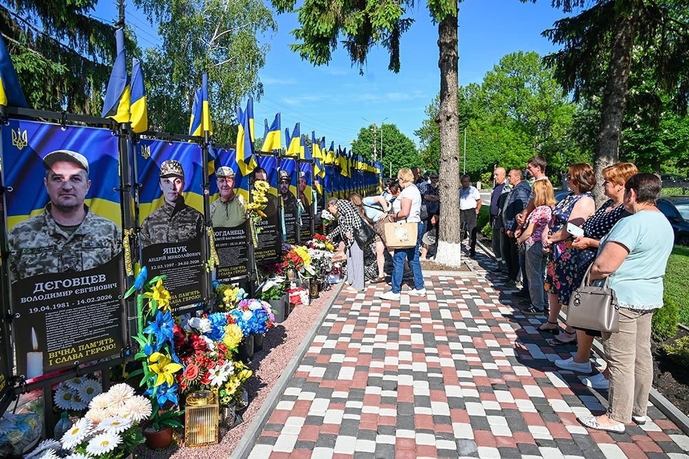 Квіти до підніжжя банерів полеглим Героям на Алеї Слави в Кагарлику - 2