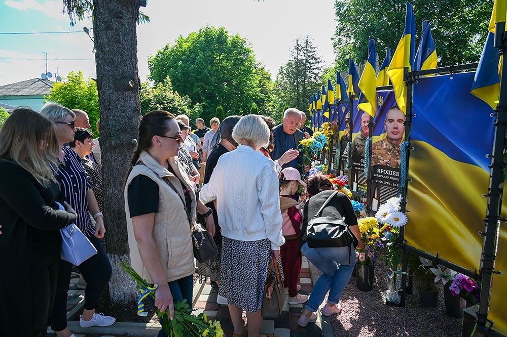 Квіти до підніжжя банерів полеглим Героям на Алеї Слави в Кагарлику - 3