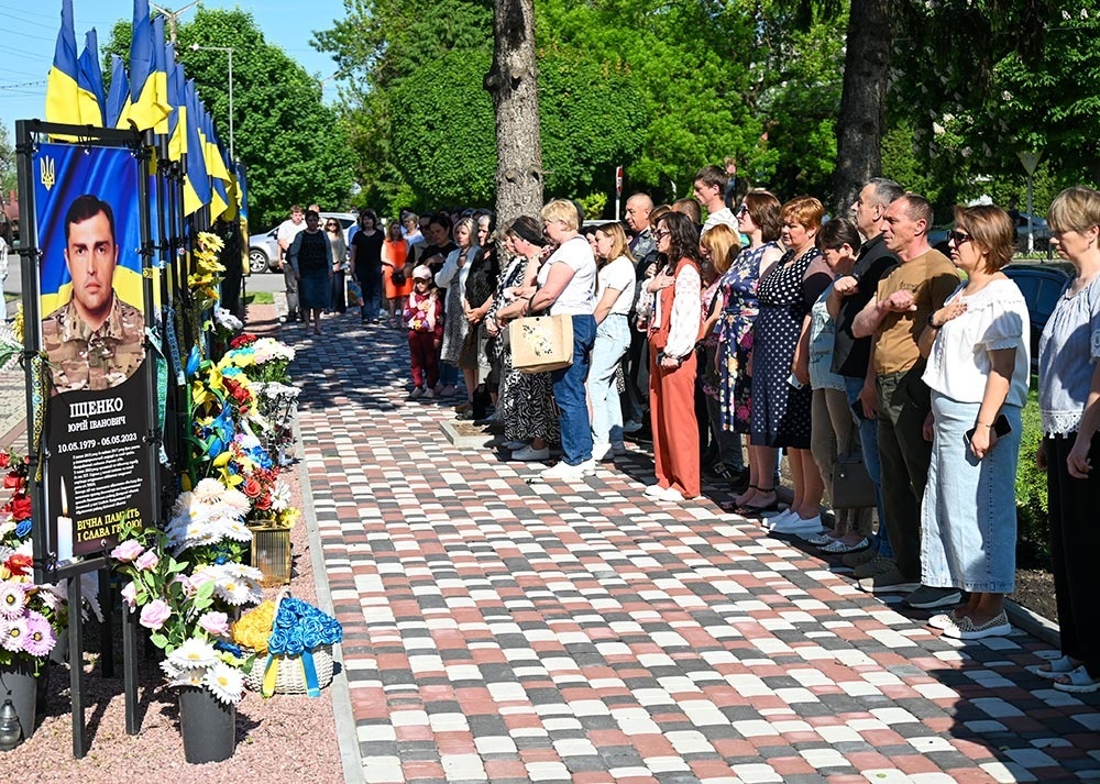 Відкриття банерів на Алеї Слави в Кагарлику - звучить Гімн України.