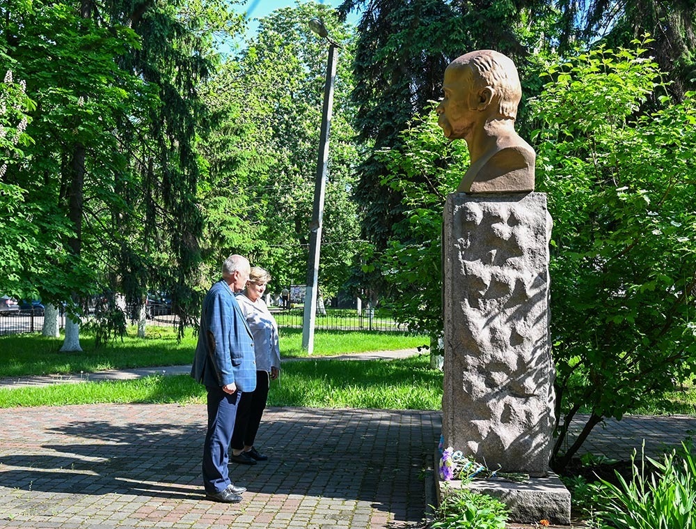 Олександр Панюта та Любов Коваль покладають квіти до погруддя Тараса Шевченка в Кагарлику