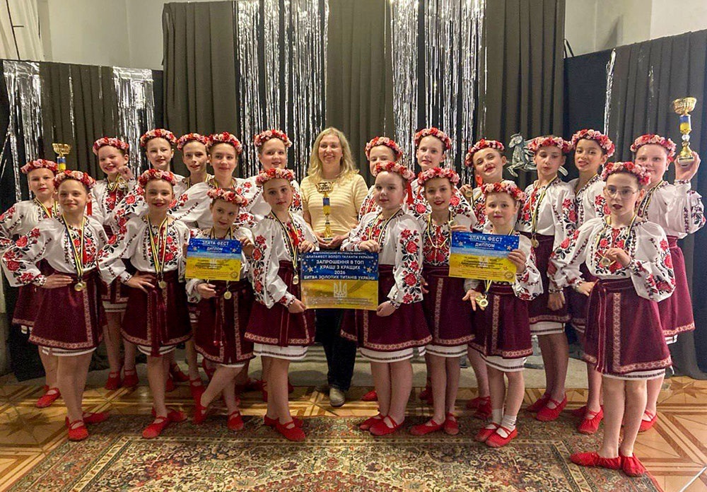 Хореографічний колектив Мрія з Кагарлика на сцені фестивалю Злата ФЕСТ у Мукачеві з кубками, медалями та дипломами