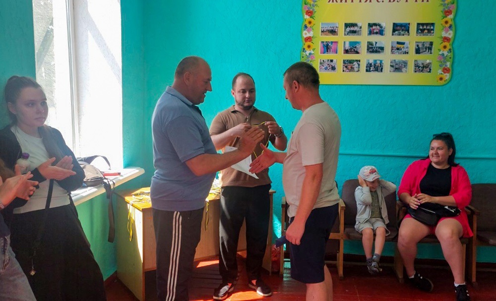 Нагороду отримує срібний призер турніру Володимир Мозговий