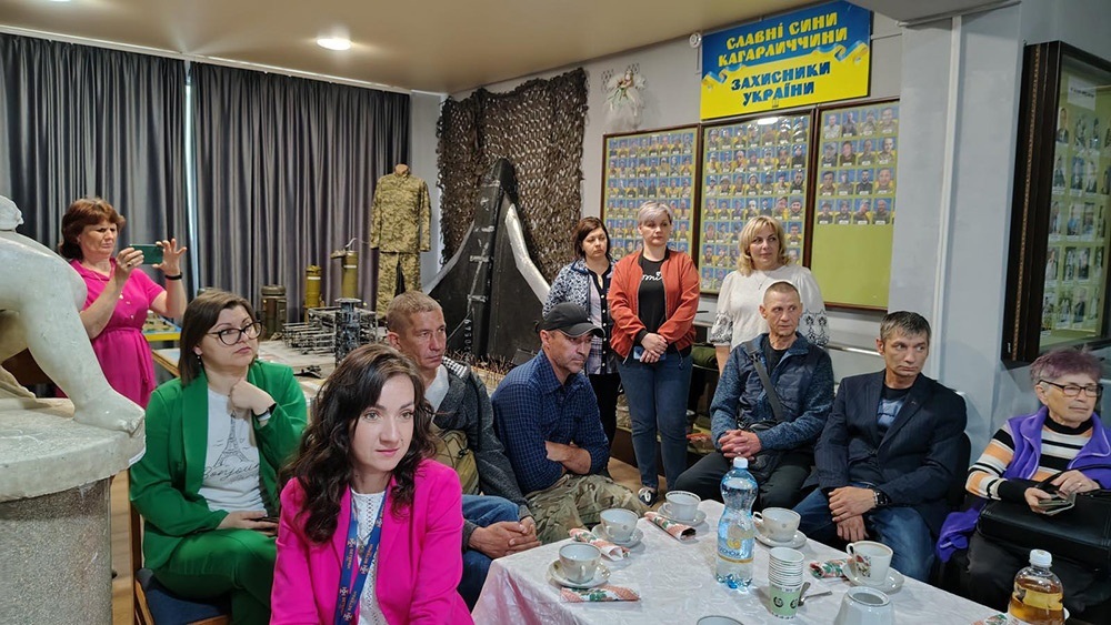 Під час екскурсії для маломобільних громадян та ветеранів у Кагарлицькому історико-краєзнавчому музеї