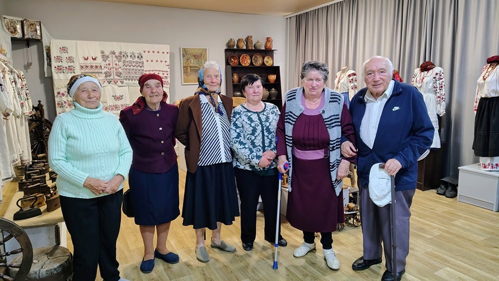 Учасники екскурсіїі в Кагарлицькому музеї в етнографічній залі