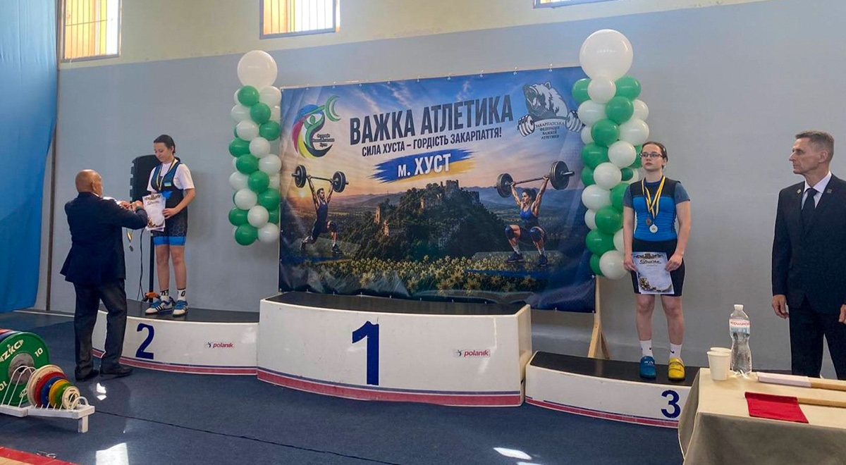 Призерка Чемпіонату України з важкої атлетики Єва Козаченко з Балико-Щучинки (праворуч)