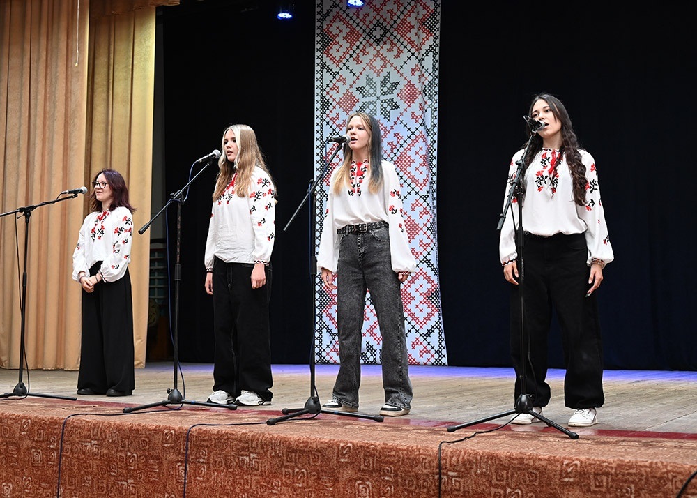 Виступ артистів на церемонії нагородження обдарованих дітей Кагарличчини - переможців конкурсів та олімпіад -  5