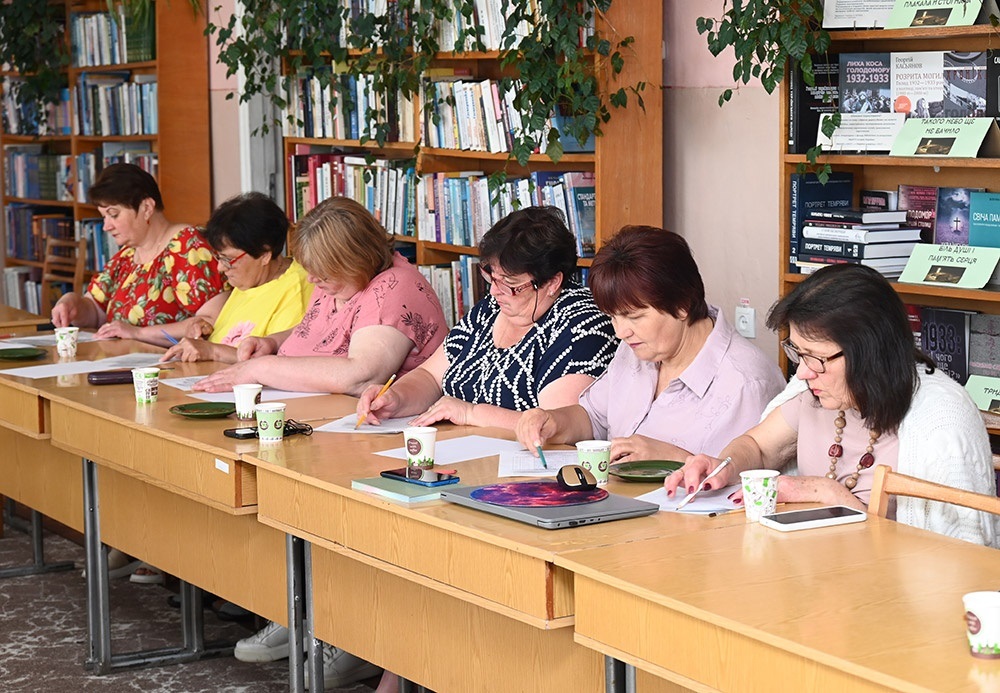 Бібліотекарі Кагарличчини малюють кавою під час психологічного перезавантаження - 3