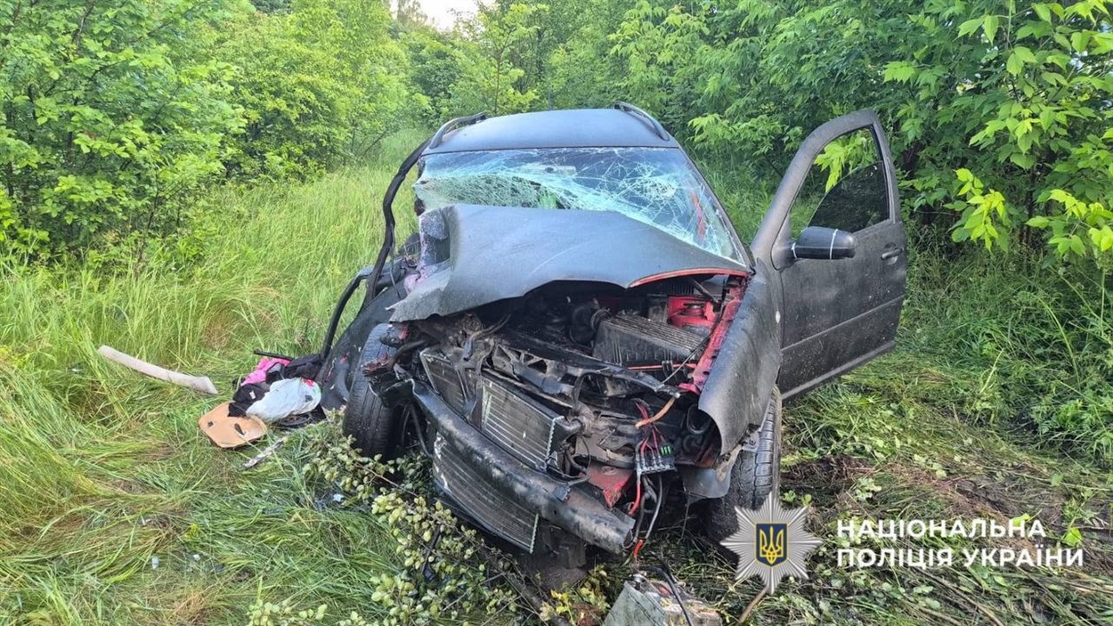 Понівечений Volkswagen на місці ДТП біля села Переселення Кагарлицької громади