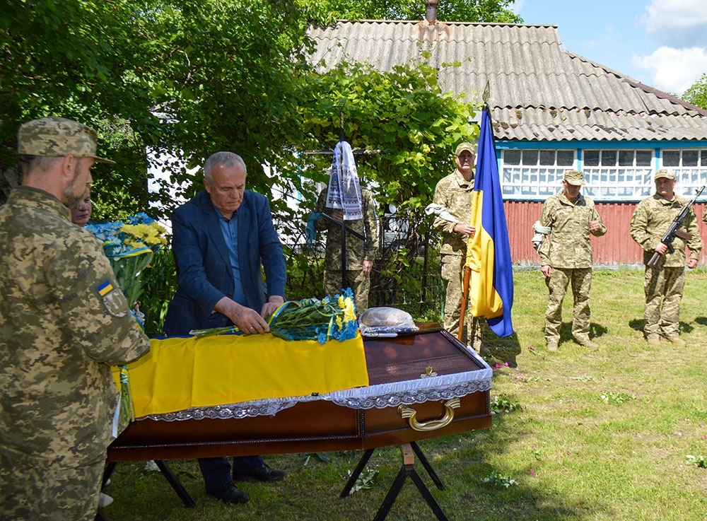 В Зорівці провели в останню путь воїна Миколу Коробенка