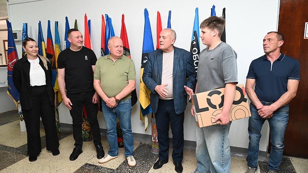 Кагарлицький міський голова Олександр Панюта дякує благодіникам з підтримку волонтерського руху