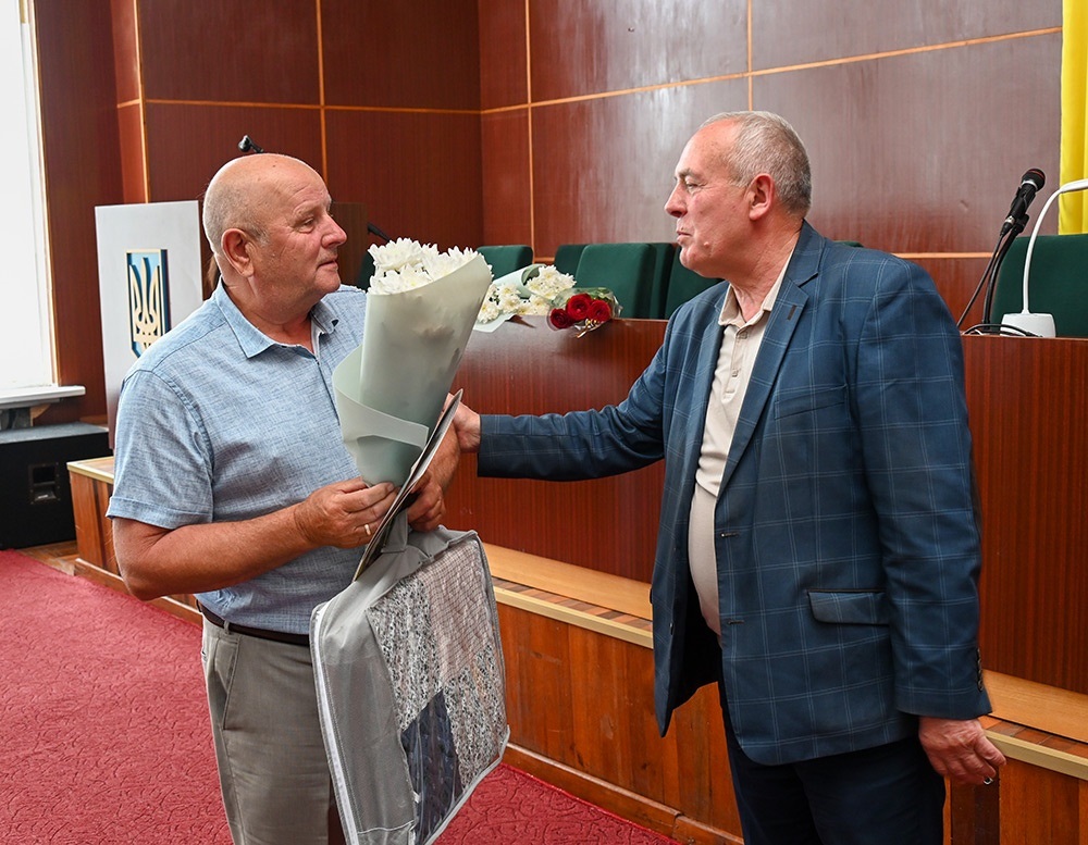 Подяку отримує керівник ФГ «Дар» Михайло Блах