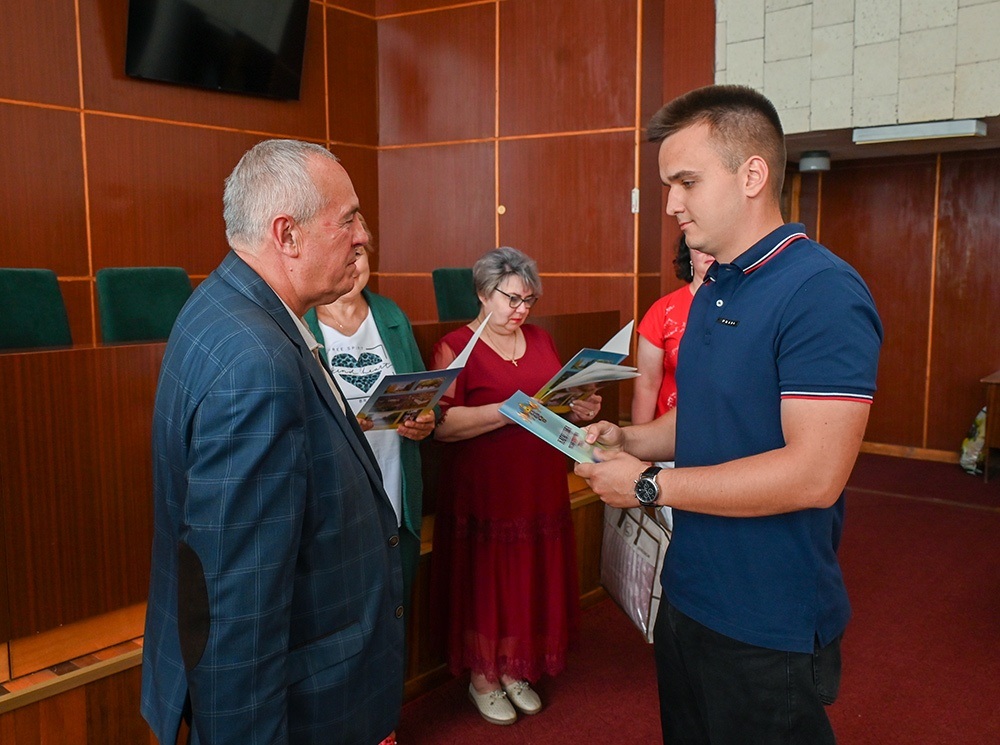 Подяку тримує Артем Сінченко, агроном ТОВ «Вікторія Агро»