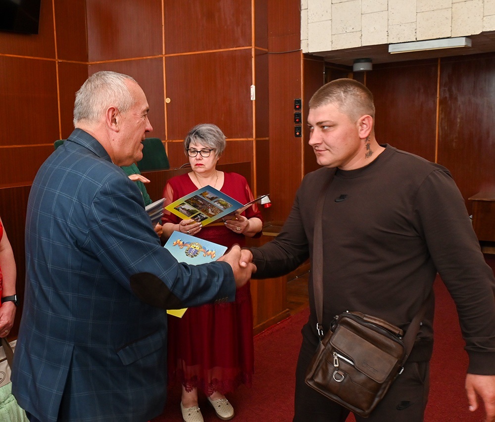 Подяку отримує Дмитро Щербак, механізатор ФГ «Штрокоступ»