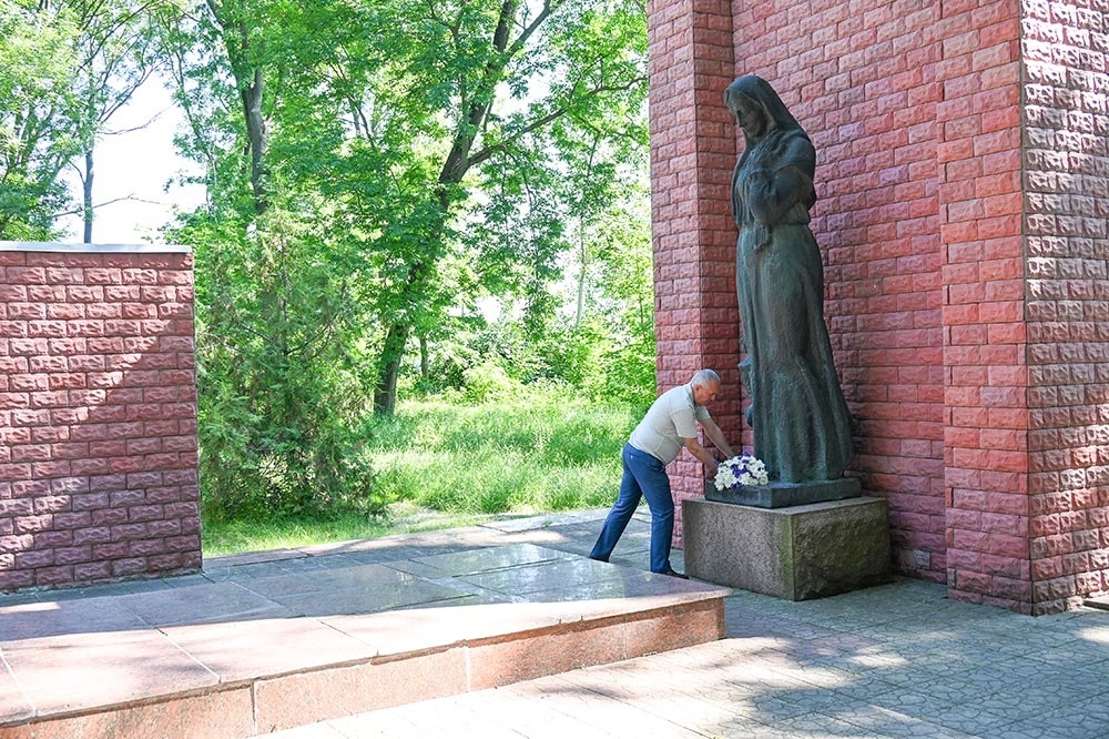 Покладання квітів у Кагарлицькому парку 22 червня