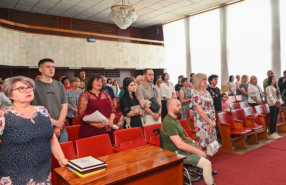 Урочистості з нагоди Дня Конституції України в Кагарлику: хвилина мовчання та перегляд відео зі світлинами Героїв