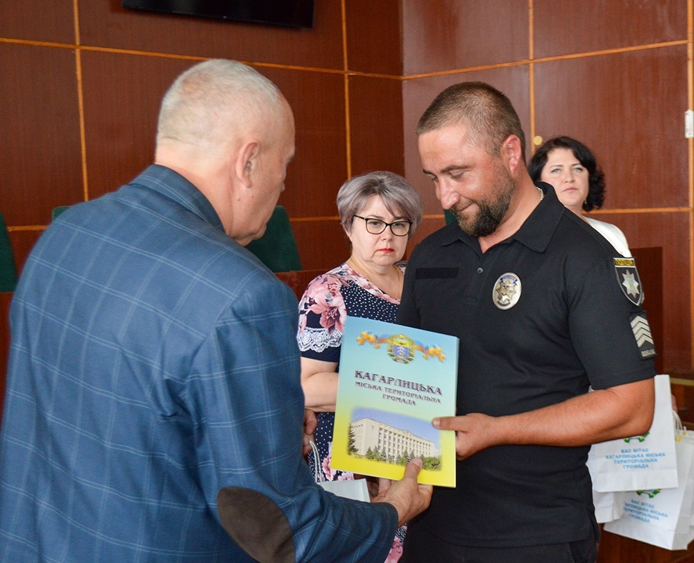Урочистості з нагоди Дня Конституції України в Кагарлику: вручення відзнак правоохоронцям