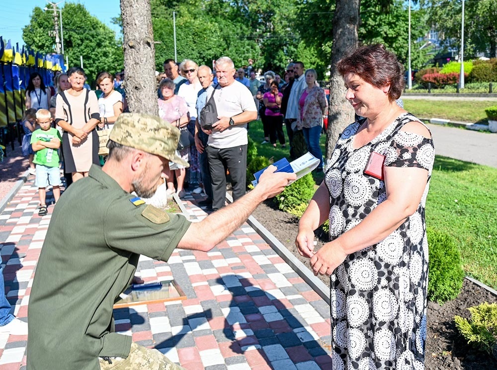 Вручення посмертних нагород мамі капітана Назара Жирного в Кагарлику