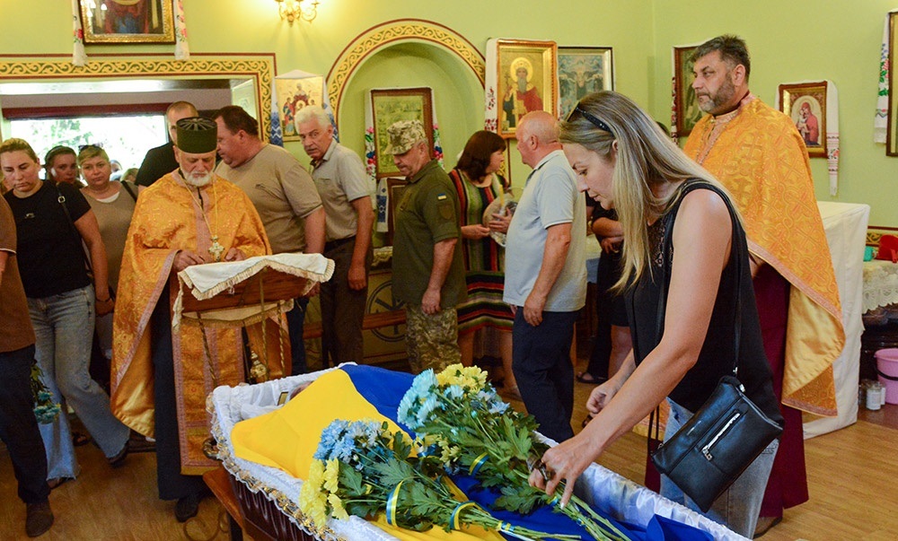 В Черняхові провели в останню путь воїна Ігоря Шевеленка