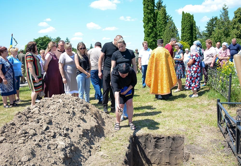 В Черняхові провели в останню путь воїна Ігоря Шевеленка - 25