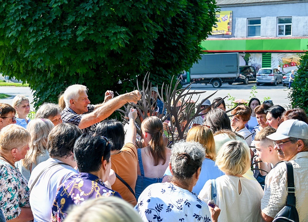 Відкриття мистецької інсталяції Дерево надії у сквері біля міської ради Кагарлика  - 5