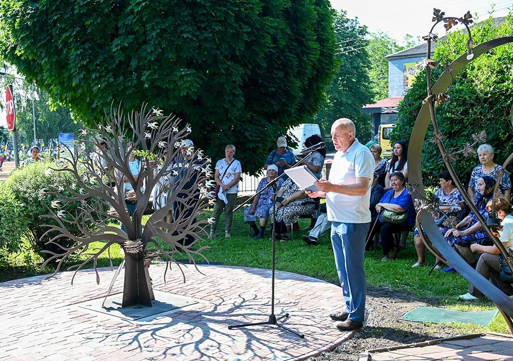 Відкриття мистецької інсталяції Дерево надії у сквері біля міської ради Кагарлика  - 7