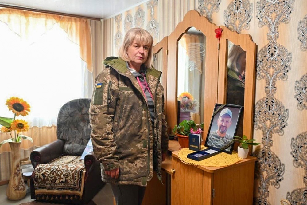 Тетяна Бащенко зі Ставів із фотографією свого чоловіка-Героя Бориса Бащенка