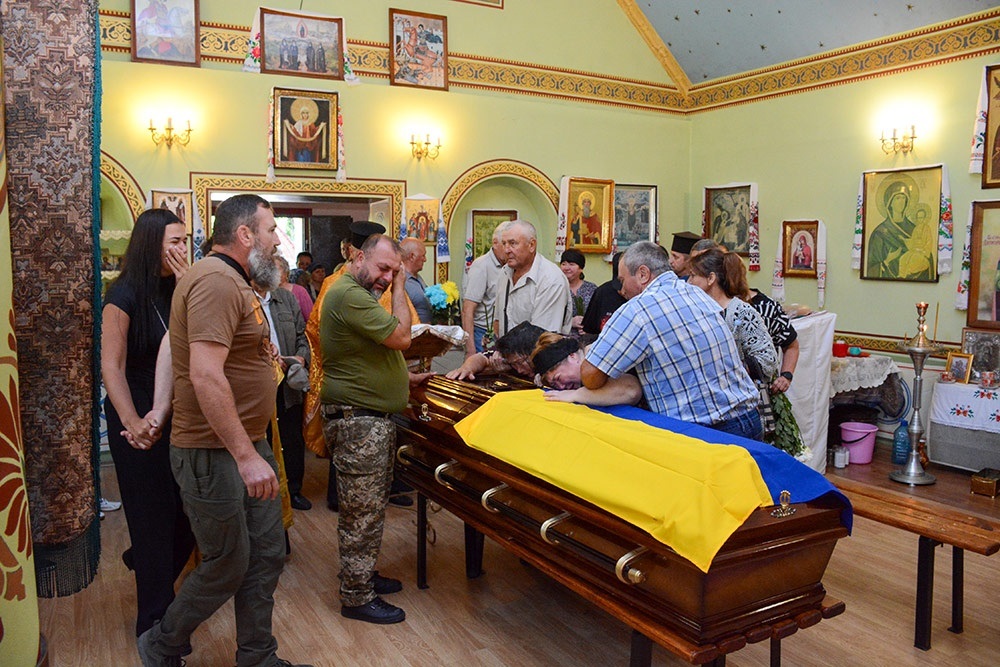 В Черняхові провели в останню путь воїна Олександра Донченка