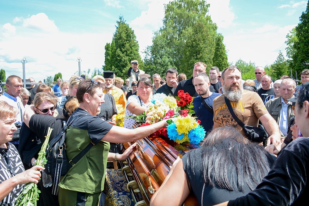 В Черняхові провели в останню путь воїна Олександра Донченка - 25
