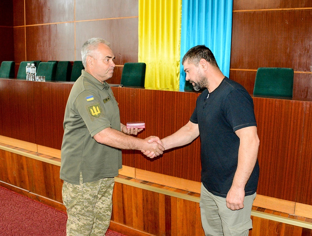 Орден «За мужність» III ступеня Олександру Рогатіну вручає майор Сергій Решетник