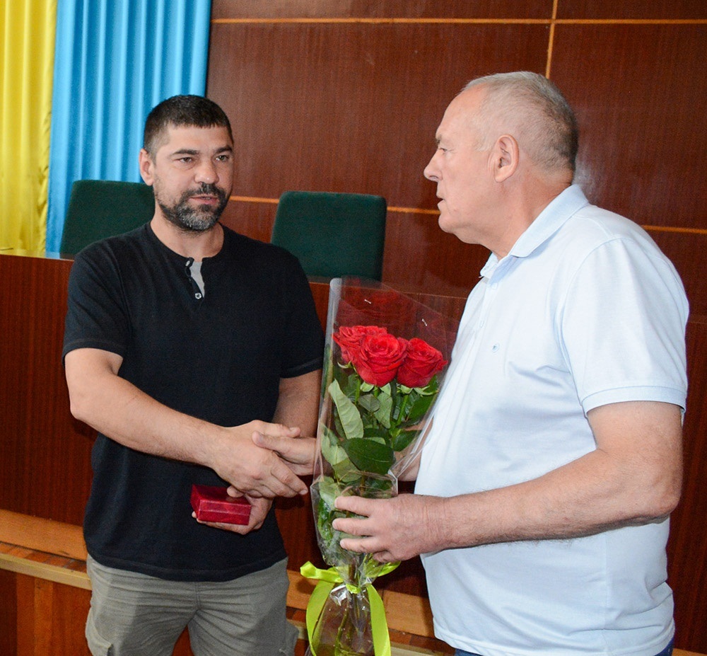 Квіти, вдячність за службу та найщиріші побажання ветрану Олександру Рогатіну передав міський голова Олександр Панюта