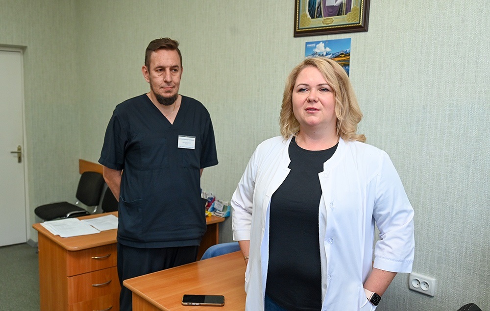 Директрка Кагарлицької багатопрофільної лікарні Вікторія Костенко та лікар-анастезіолог Олександр Дорош розповідають про оновлення у відділенні