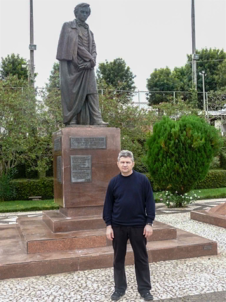 Олександр Карпенко біля пам'ятника Тарасу Шевченку в Прудентлполісі (Бразилія). Автор - Лео Мол