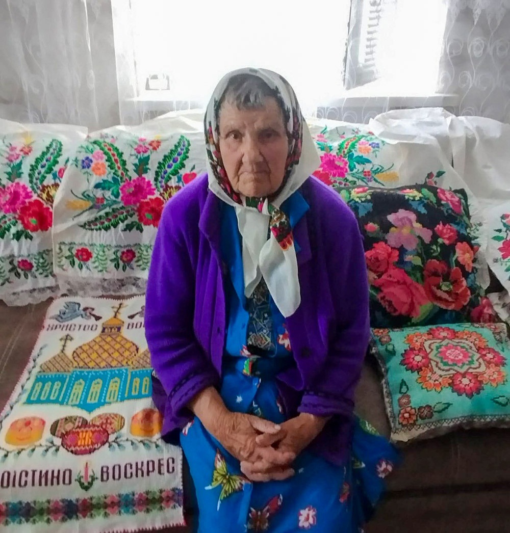 Ювілярка із Слободи Ольга Задорожня  зі своїми вишивками
