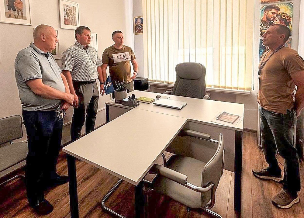 Керівник Ветеранського простору в Кагарлику  Олександр Мозговий демонструє своє робоче місце