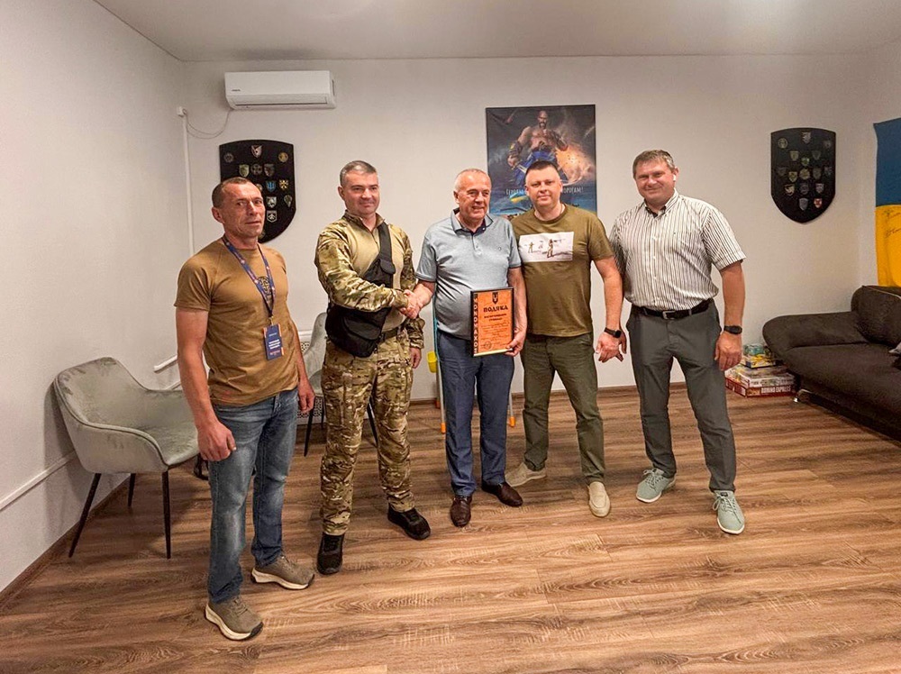 Представник військової частини вручає подяку Кагарлицькому міському голові Олександру Панюті
