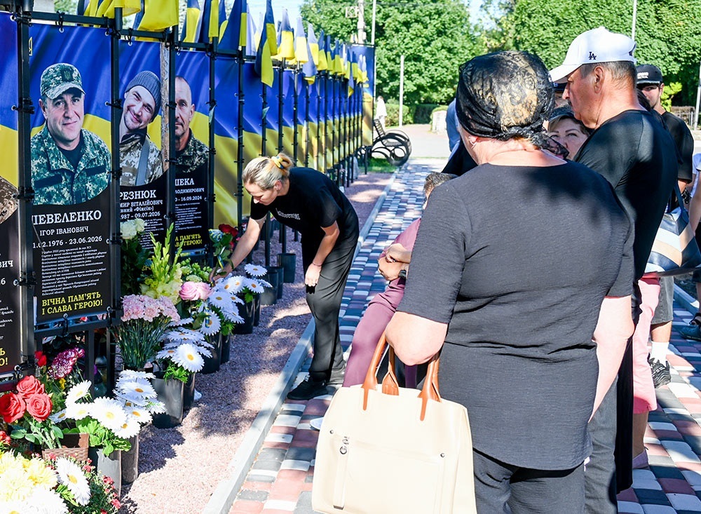 Покладання квітів біля пам'ятних банерів захисникам України у Кагарлицькій громаді